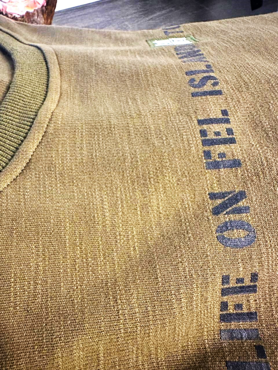 "लाइफ अन फेल आइल्याण्ड टुर" स्वेटशर्ट